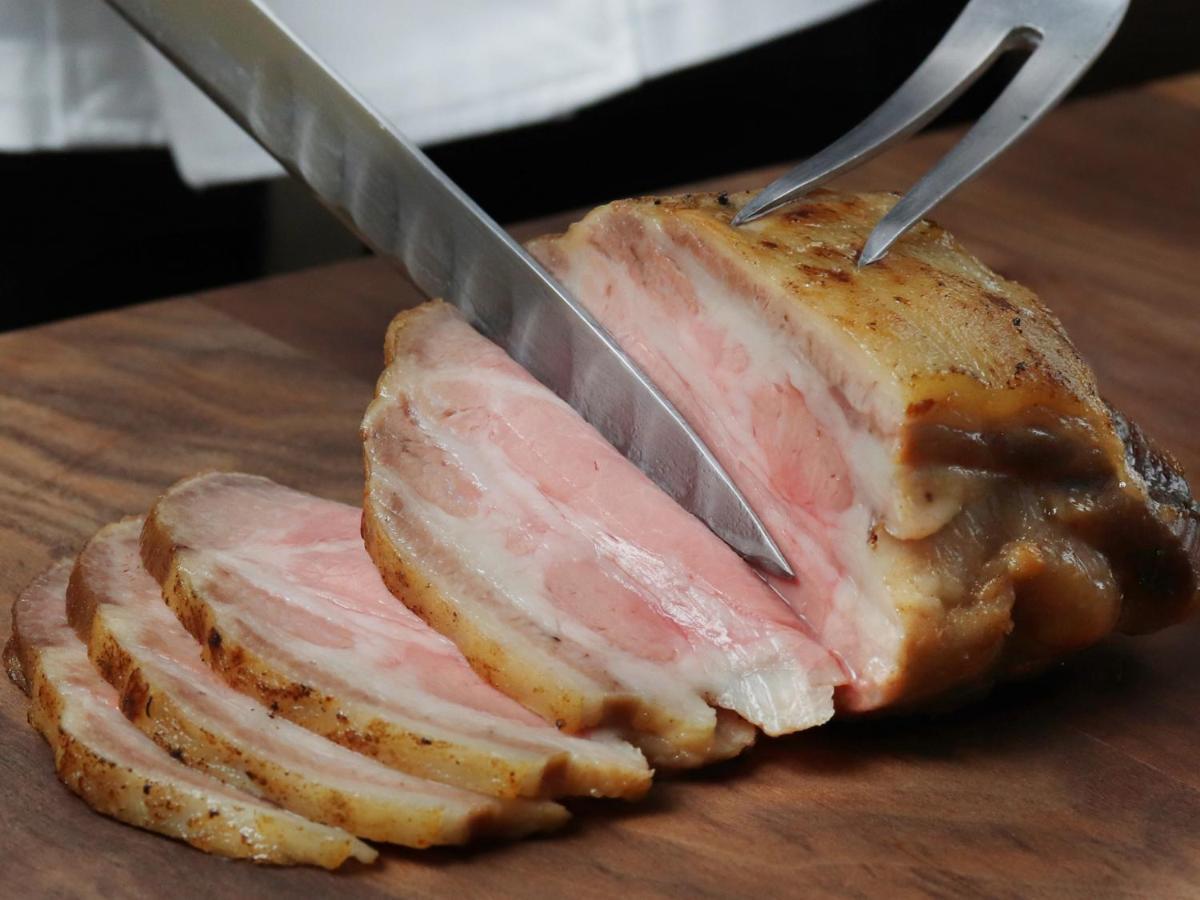 فندق بريمير -تسيوباكي- سابورو المظهر الخارجي الصورة Slicing a pork loin