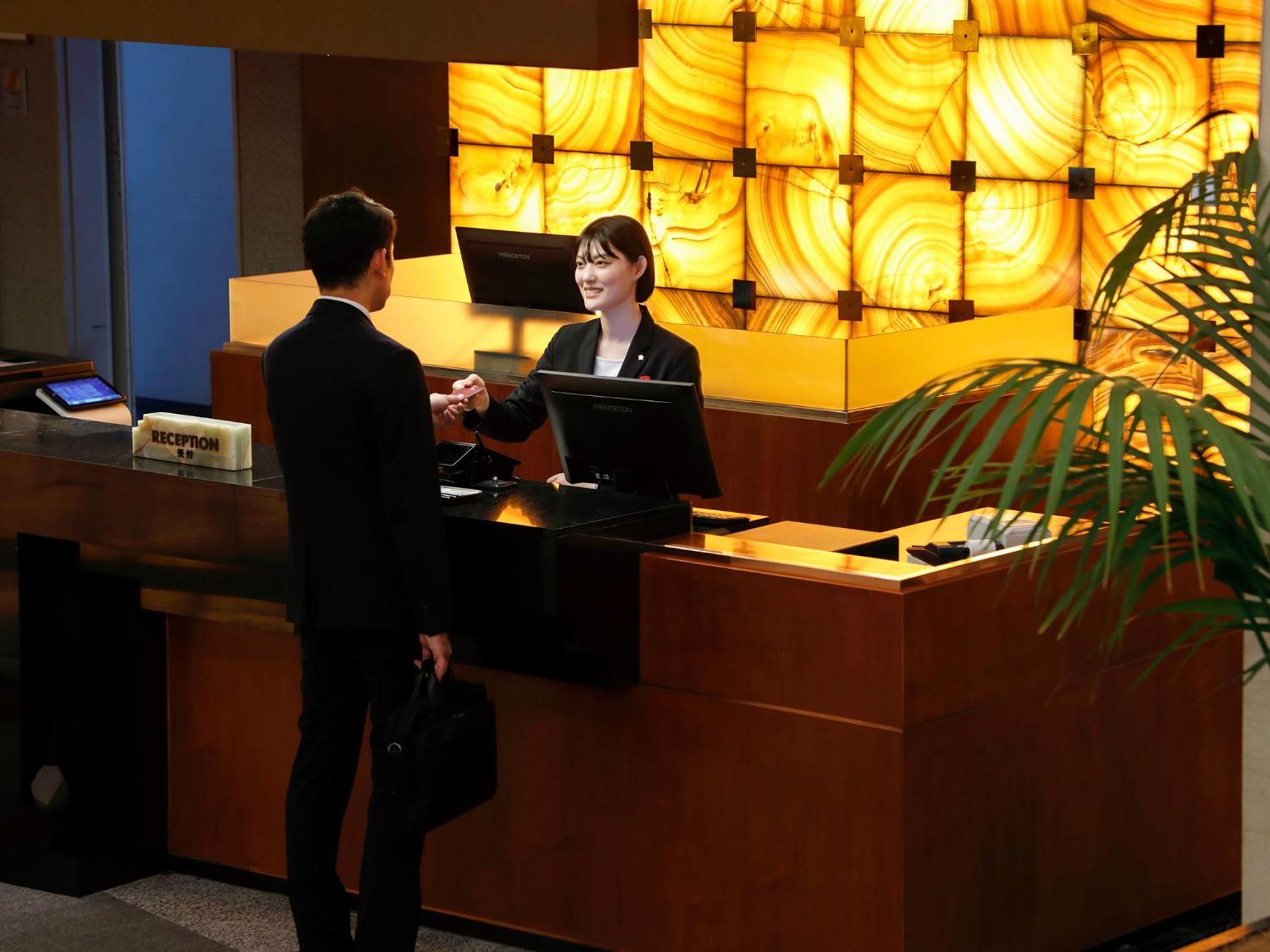 فندق بريمير -تسيوباكي- سابورو المظهر الخارجي الصورة A hotel receptionist at work