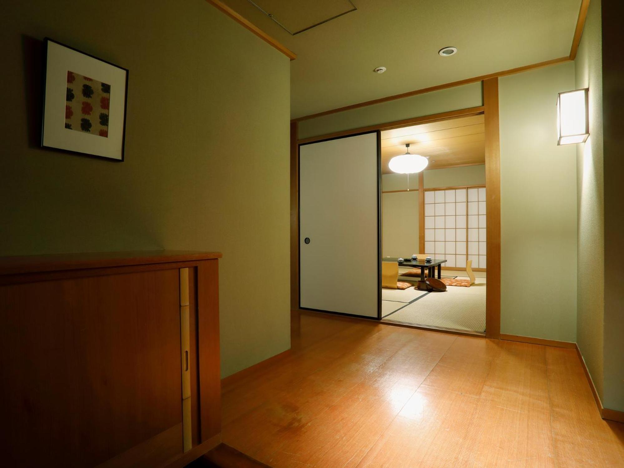 فندق بريمير -تسيوباكي- سابورو الغرفة الصورة A sliding door in a Japanese house