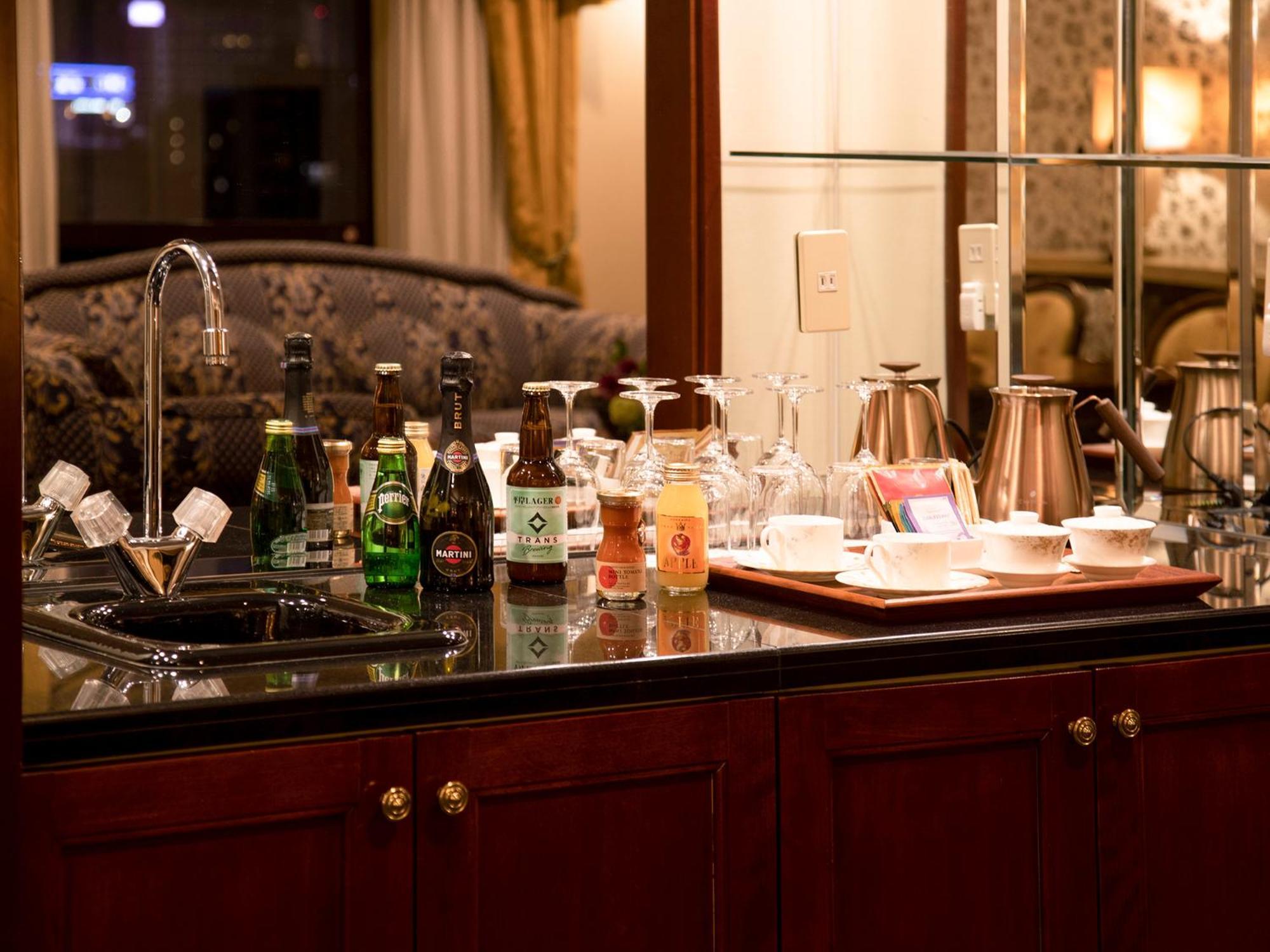 فندق بريمير -تسيوباكي- سابورو الغرفة الصورة A wet bar