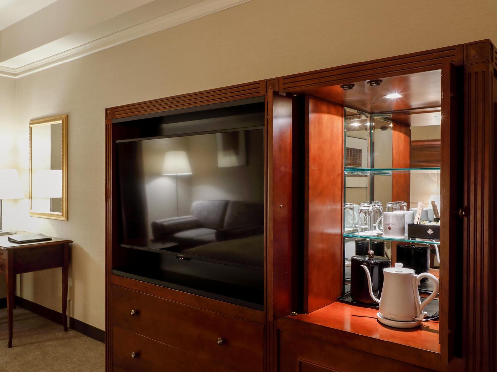 فندق بريمير -تسيوباكي- سابورو المظهر الخارجي الصورة A television in a hotel room